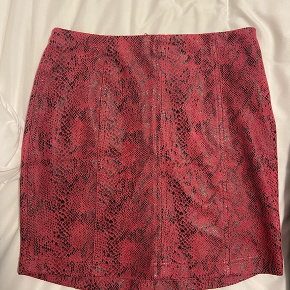 Skirt editorial new size small - Picture 3 of 3